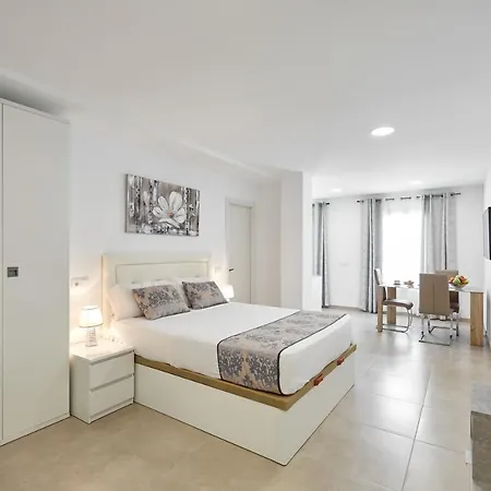 Sonrisa Deluxe Apartments, Levante